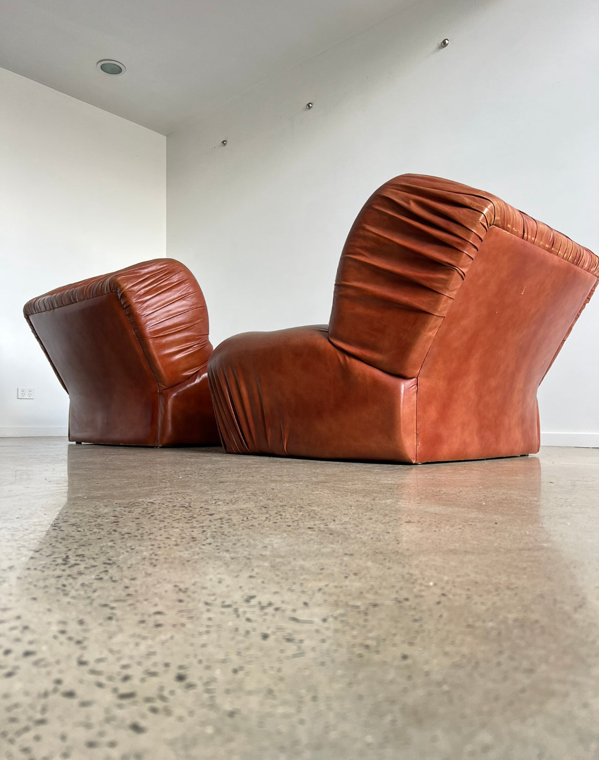 - Set of Two - Italian Leather Armchairs by Giuseppe Rossi for Albizzate, 1970s.